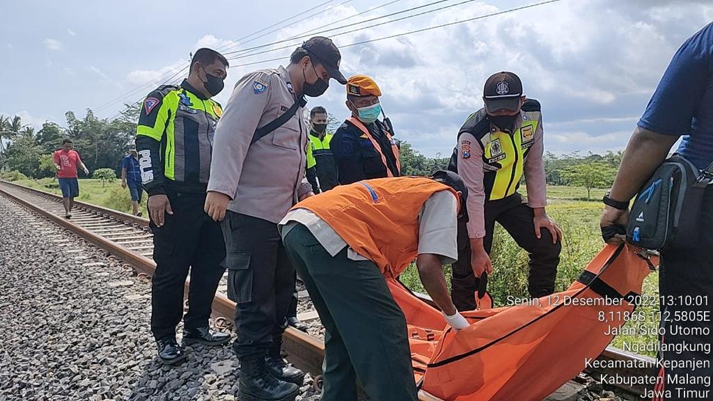 Gerak Cepat Anggota Polsek Kepanjen Menangani Penemuan Mayat Tertabrak Kereta Api