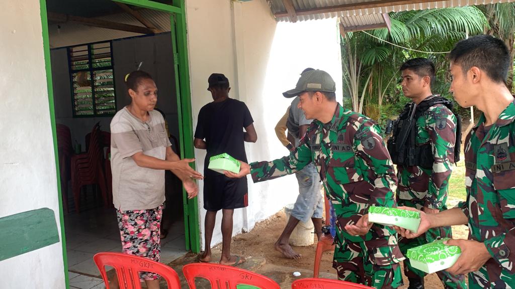 Menjelang Hari Raya Natal, Satgas Yonif 511/DY Memperindah Gereja di Wilayah Perbatasan RI-PNG