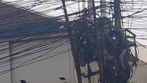Semrawutnya Bentangan Kabel di Kota Bandung Membuat Kesel