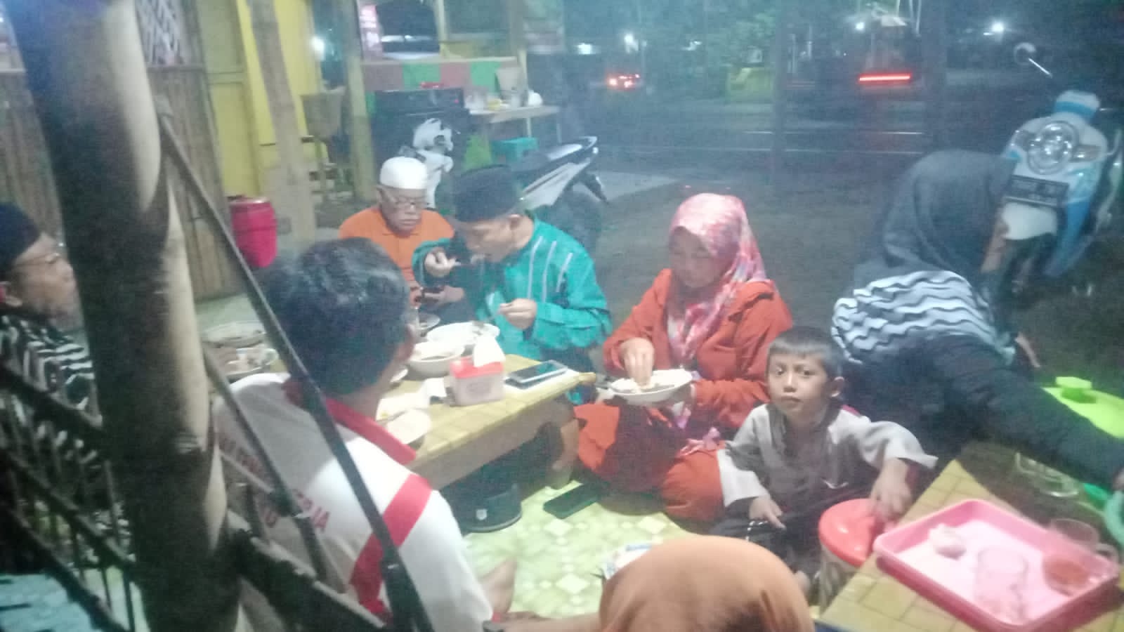 Tahun Baruan,Tim Sukses Cabup Gus Ham Bakar Ikan Bersama