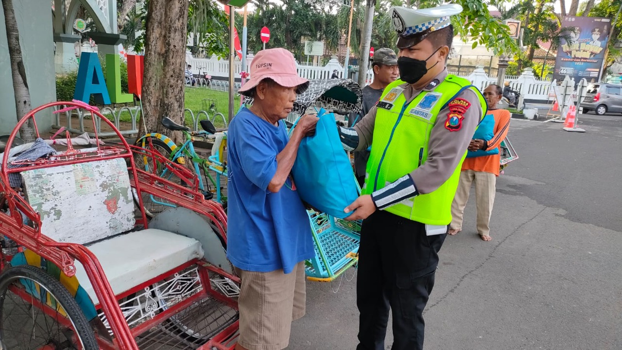Polres Gresik Door to Door Berbagi Kepada Warga Kurang Mampu