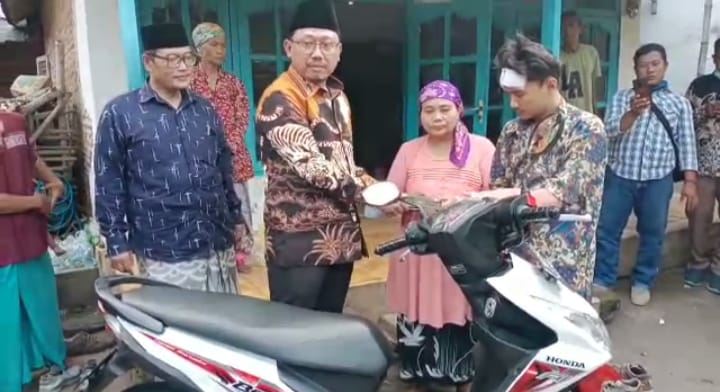 Ketua DPRD Kabupaten Pasuruan Sudiono Fauzan, Serahkan Hadiah Motor Kepada Korban Begal di Rembang