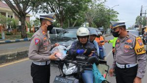 Ops Keselamatan Semeru 2023, Satlantas Polres Bangkalan Bagi Bagi Jas Hujan dan Sembako
