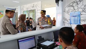 Pastikan Pelayanan Sesuai Prosedur, Kapolres Pamekasan Cek Pelayanan SIM