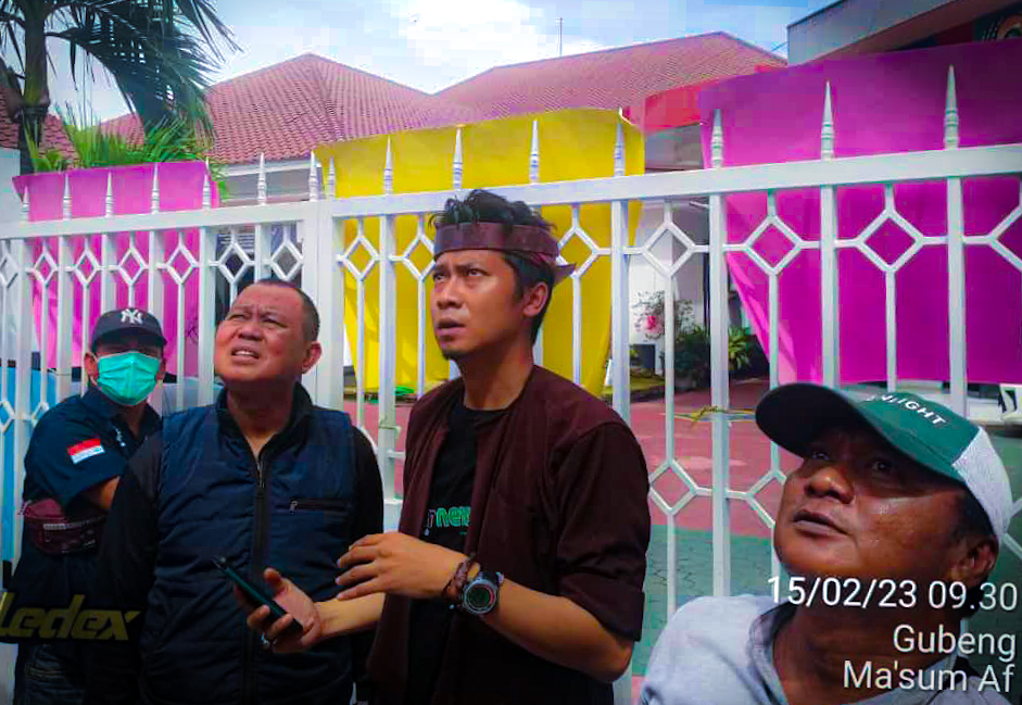 Gaya memandang langit takut hujan deras