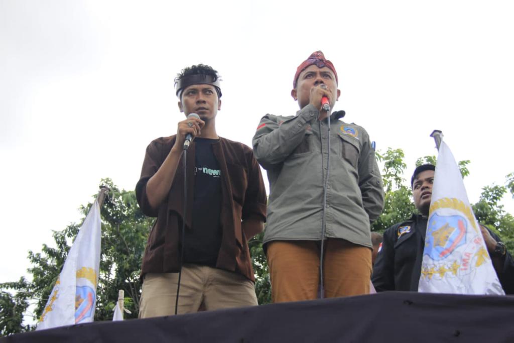 Gaya melirik musuh dan siap menerkam