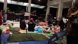 Kapolsek Driyorejo Dampingi Gubernur Jawa Timur Tinjau Lokasi Banjir