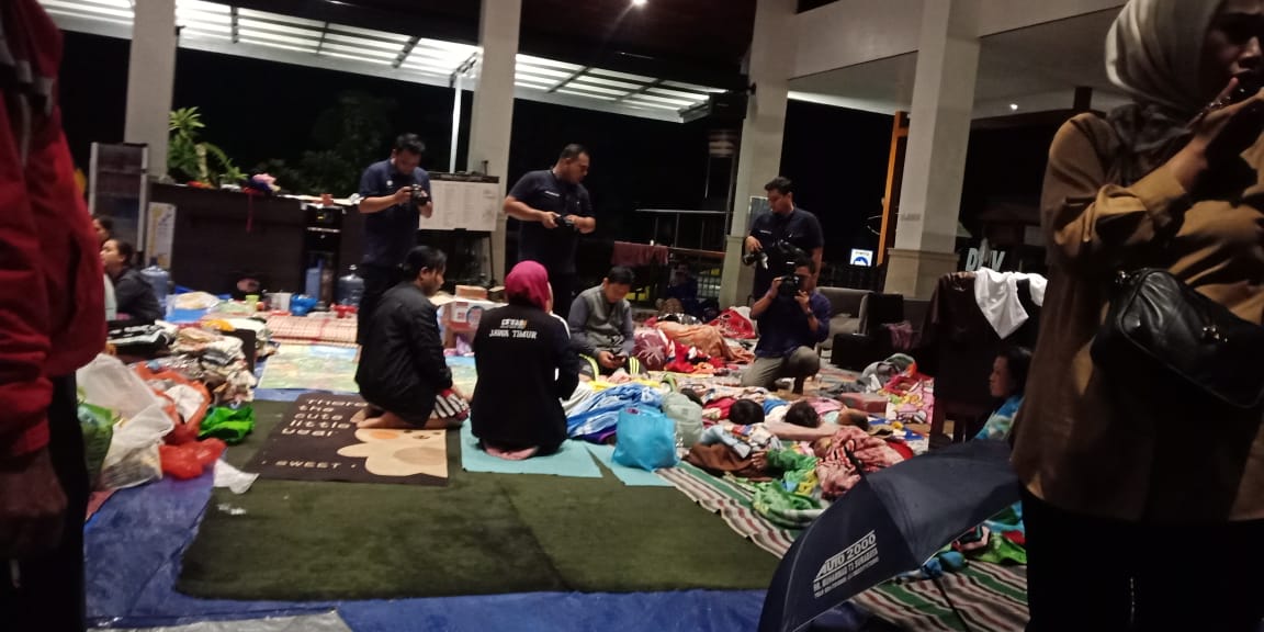 Kapolsek Driyorejo Dampingi Gubernur Jawa Timur Tinjau Lokasi Banjir