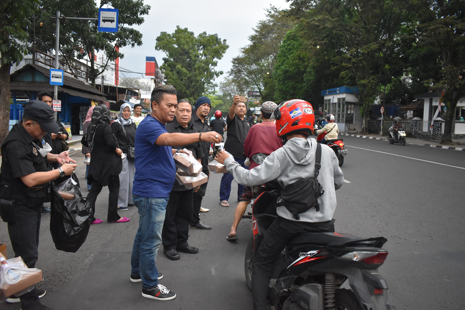 PWI dan IKWI Kota Bandung Bagikan 500 Paket Buka Puasa