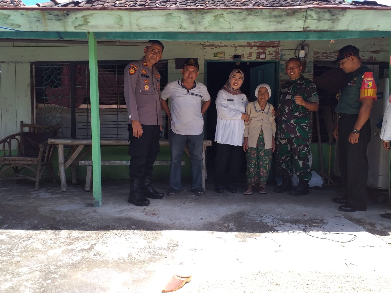 TNI dan Polri Bantu Perbaiki Atap Rumah Warga Yang Rusak Akibat Puting Beliung