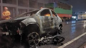 Akibat Tenggoran dua motor, Mobil HRV Terbakar Habis