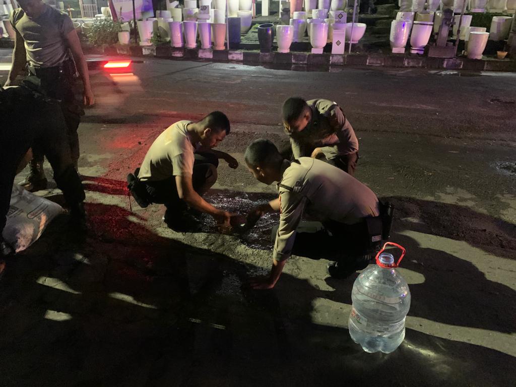 Beri Rasa Aman dan Nyaman ke Pengendara, Polres Gresik Menambal Jalan Berlubang Antisipasi Kecelakaan