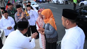 Kapolres Gresik Dampingi Gubernur Jawa Timur Bagikan Bantuan Kepada Seribu anak Yatim