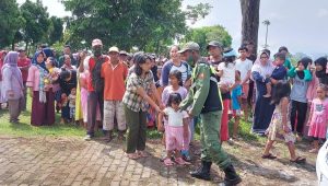 Kades Turirejo Kecamatan Lawang Bagikan Bantuan Kepada 400 Orang di Pemakaman Kelaurga