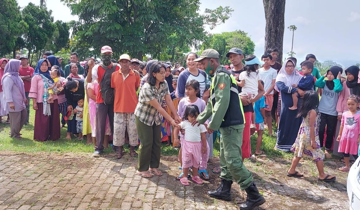 Kades Turirejo Kecamatan Lawang Bagikan Bantuan Kepada 400 Orang di Pemakaman Kelaurga