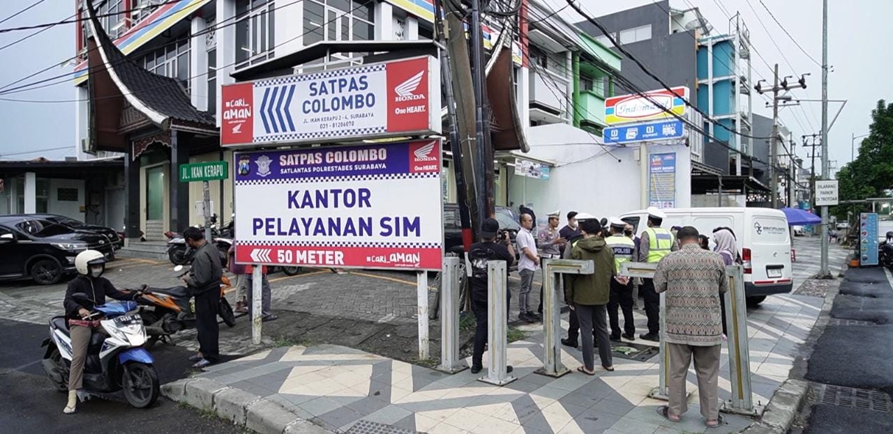 Indahnya Berbagi di Bulan Suci Ramadhan, Satlantas Polrestabes Surabaya Bagi-Bagi Makanan Siap Saji