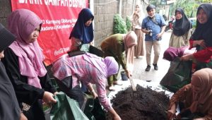 Peringati HPSN, CCEP Bersama Warga Desa Tangani Sampah