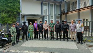 Sinergitas, Polisi Bersama TNI Lakukan Pengamanan Jumat Agung Sejumlah Gereja di Kota Malang