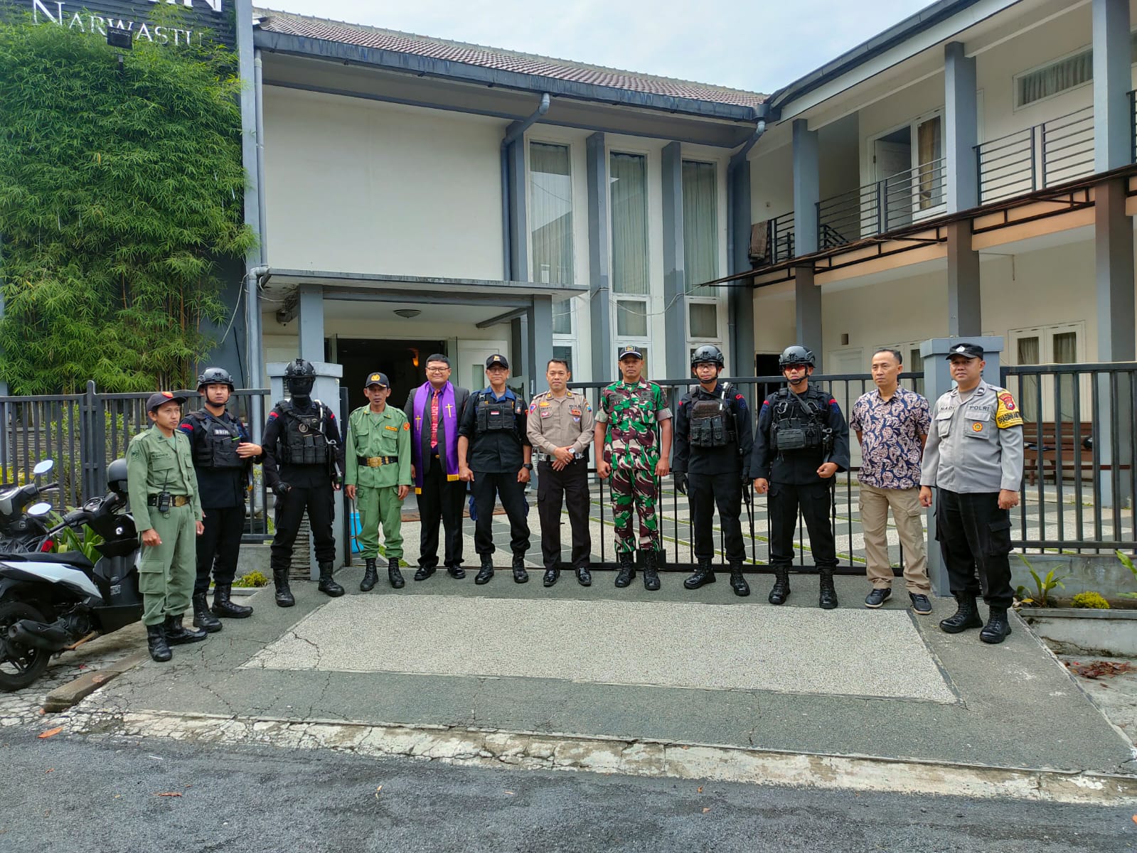 Sinergitas, Polisi Bersama TNI Lakukan Pengamanan Jumat Agung Sejumlah Gereja di Kota Malang