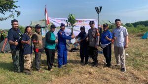 Peringati Hari Bumi Sedunia, Polres Gresik Tanam Pohon Mangrove di Kali Mireng
