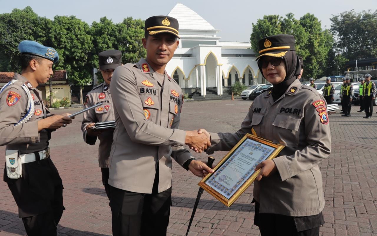 Apel Jam Pimpinan, Kapolres Pasuruan Berikan Penghargaan Kepada Anggota Berprestasi