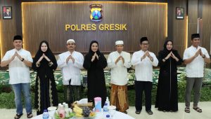 Tingkatkan Iman Dan Taqwa, Polres Gresik bersama Tim Hadrah Aulian Musthofa Polda Jatim Sholawatan
