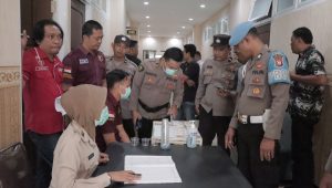 Polres Gresik Test Urine Anggota Secara Acak