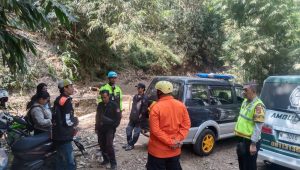 Polisi dan Tim SAR Berhasil Selamatkan Wisatawan Hilang di Lereng Budug Asu Malang