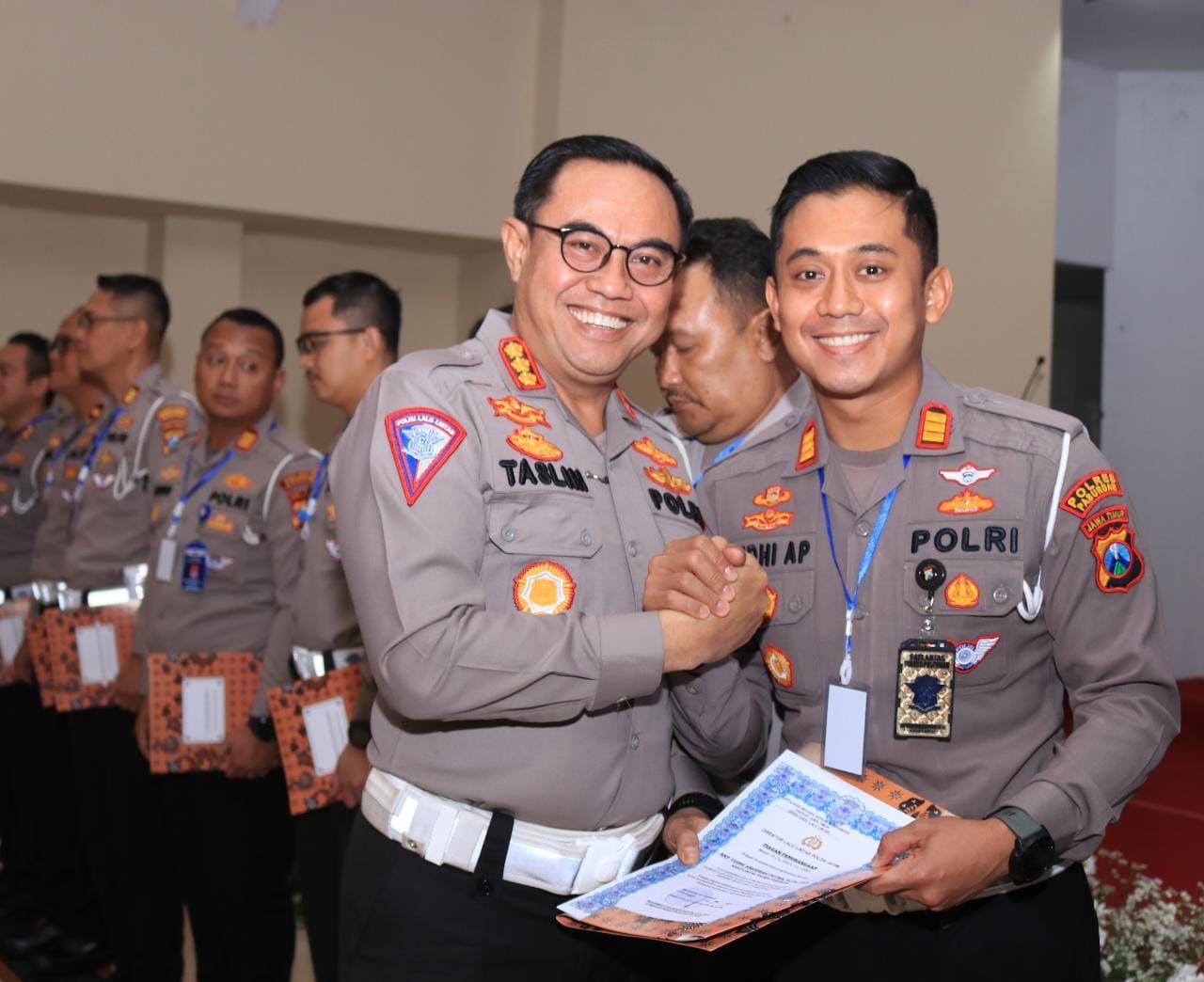 Triwulan TA I 2023 Polda Jatim, Ungkap Kasus Tabrak Lari Kurang dari 1×24. Satlantas Polres Pasuruan Terima Penghargaan