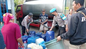 Polsek Kejayan Salurkan Air Bersih Kepada Warga Terdampak Kekeringan