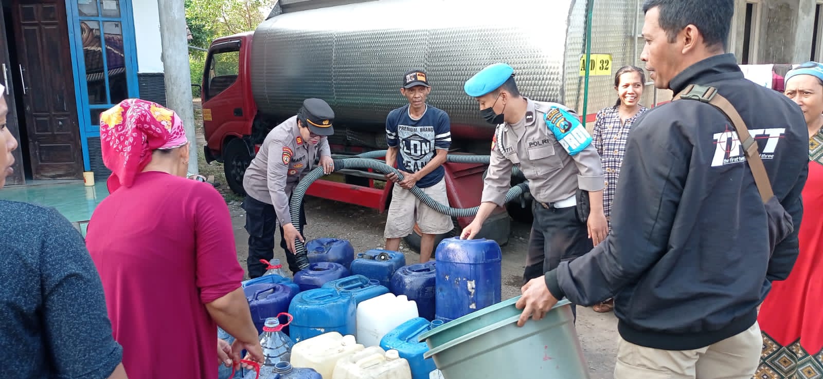 Polsek Kejayan Salurkan Air Bersih Kepada Warga Terdampak Kekeringan