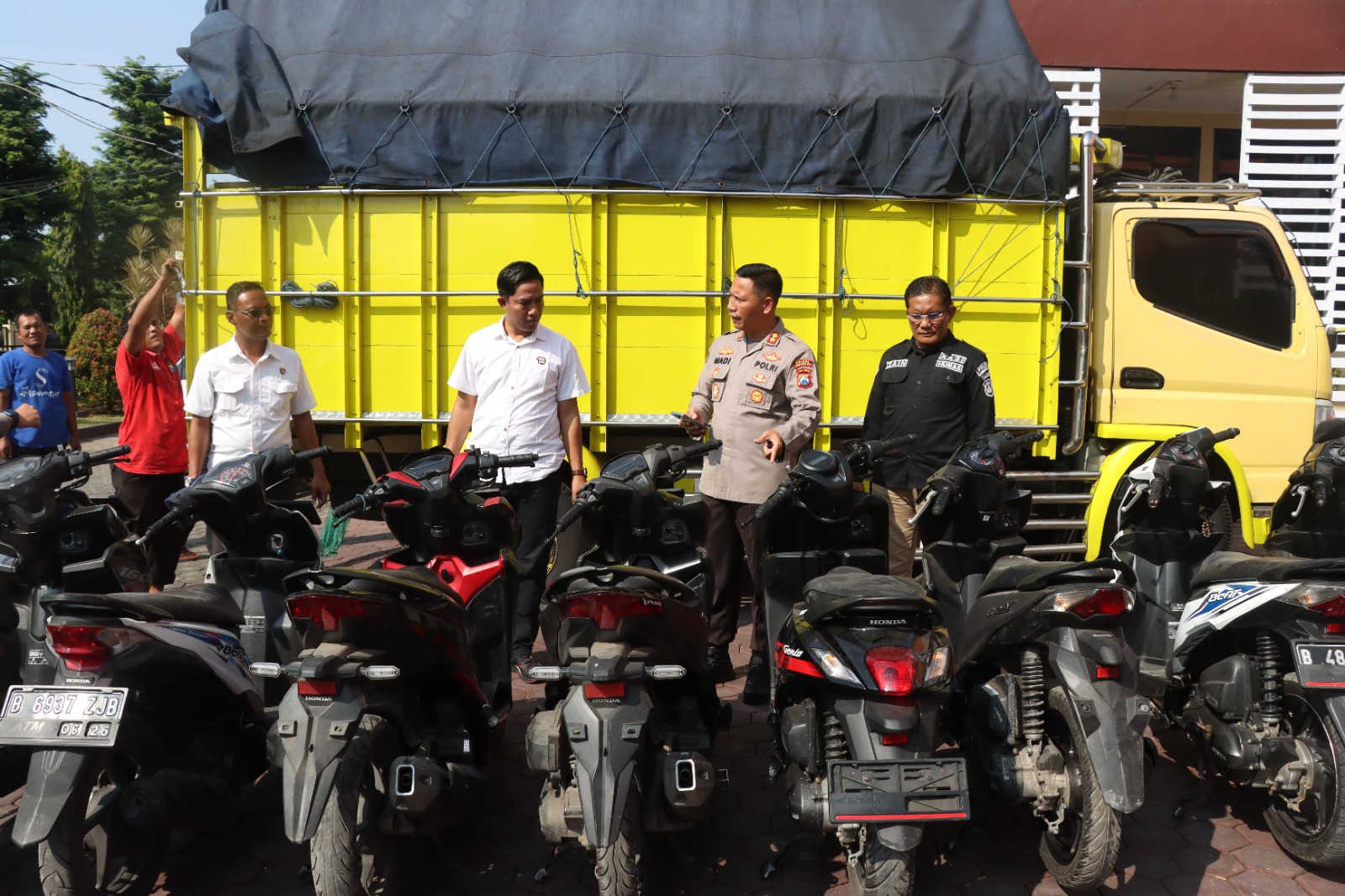 Polres Probolinggo Kota Amankan Dua Pria Bawa Truk Angkut 14 Unit Motor Bodong