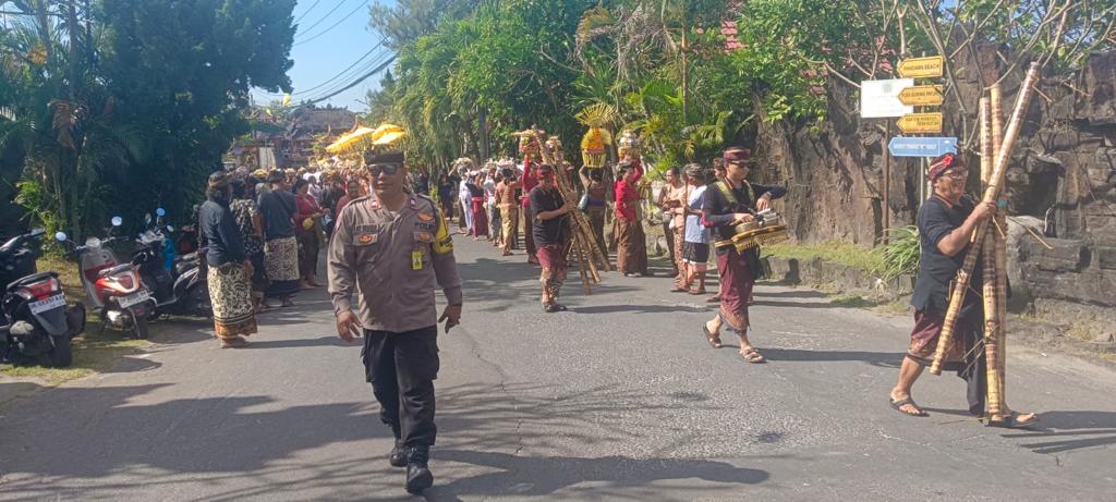 Pastikan Kegiatan Masyarakat Berjalan Lancar, Bhabinkamtibmas Amankan Jalur Ngaben