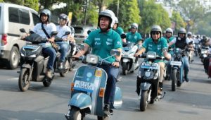 Menuju Kota Bandung Bebas Polusi : 150 Motor Listrik Meluncur dari Gedung Sate