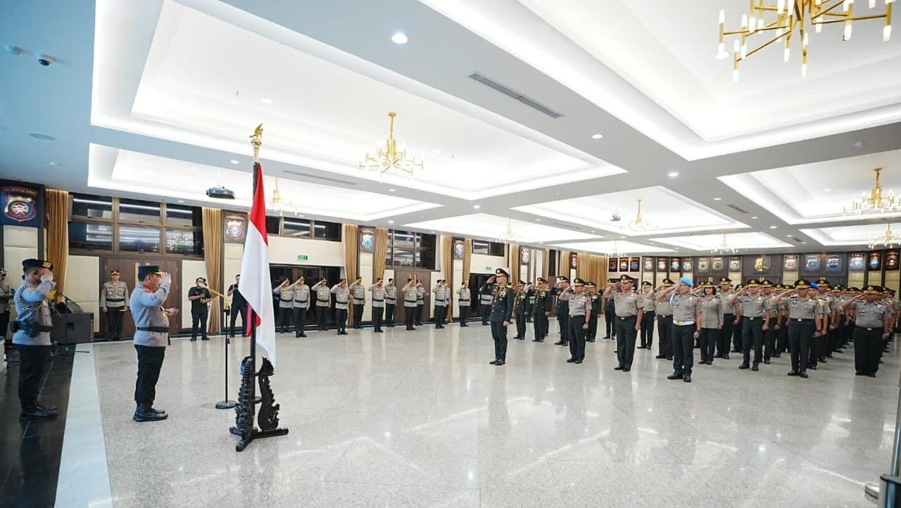Kapolri Sematkan Tanda Kehormatan Bintang Bhayangkara Pratama ke 22 Pati Polri