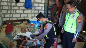 Terbaring Selama Enam Bulan karena sakit, Polres Gresik Rujuk Kakek Saeni ke Rumah Sakit
