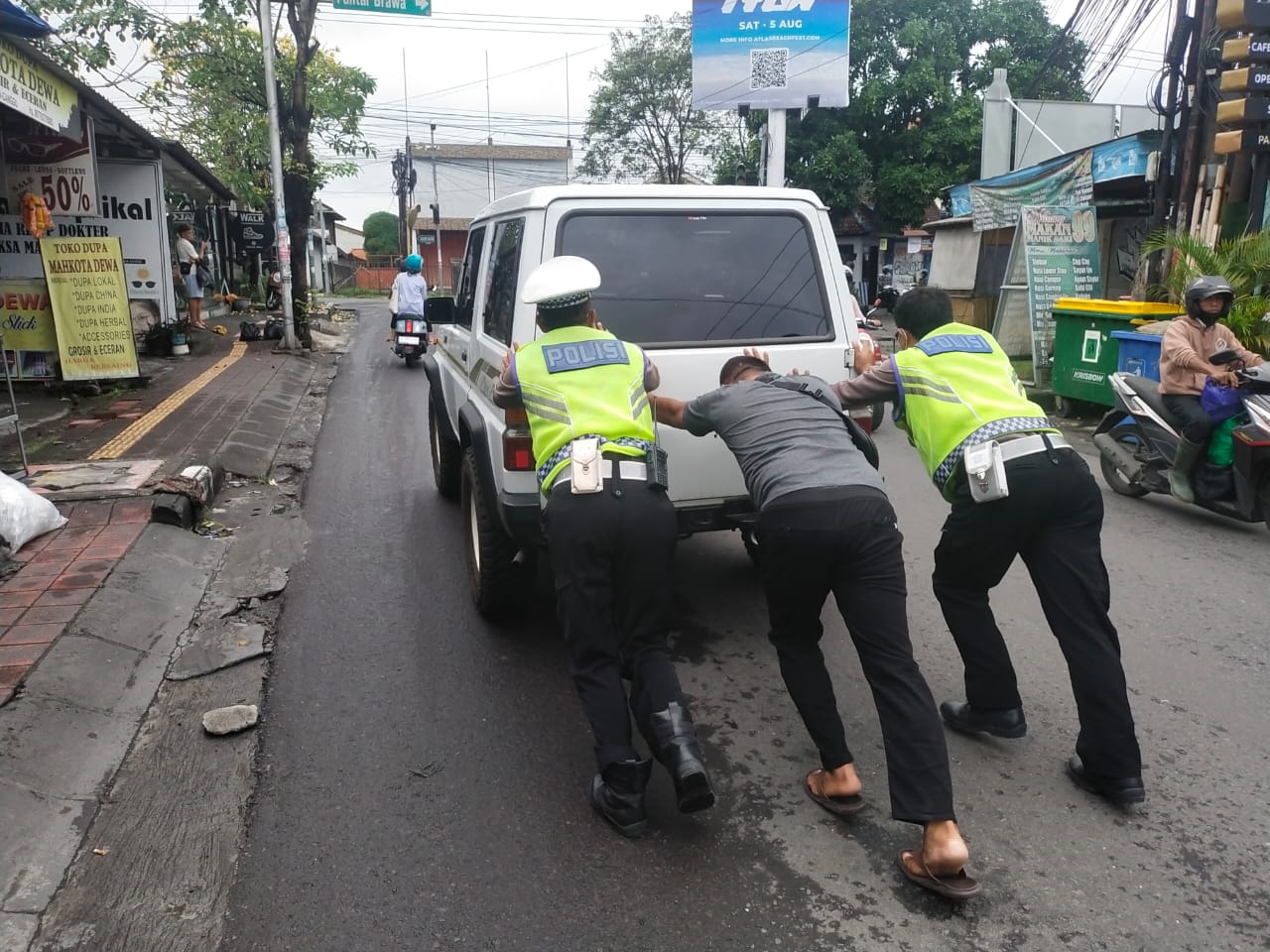 Personel Unit Lantas Bantu Dorong Mobil Mogok