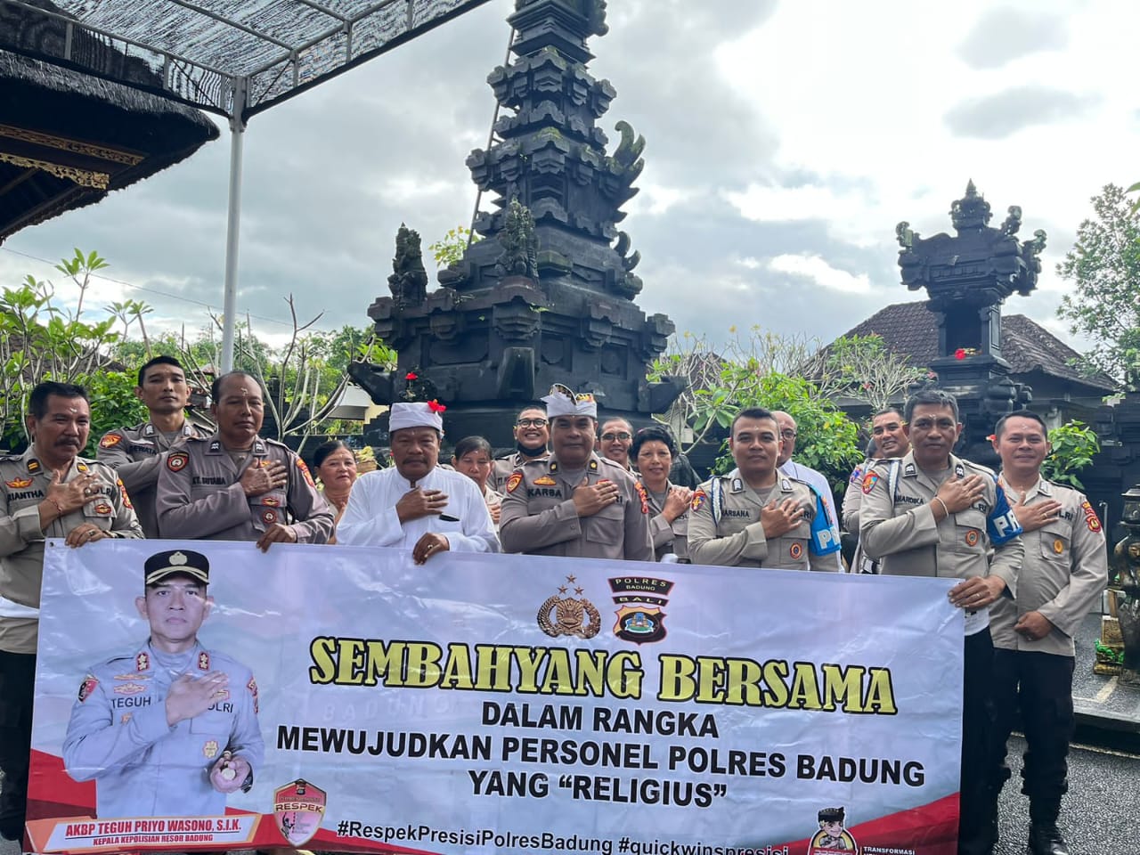 Personel Polres Badung Lakukan Sembahyang Purnama Kasa