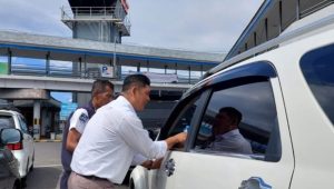 Aksi Simpatik, Polisi Bagikan Air Mineral di Pelabuhan Ketapang Banyuwangi