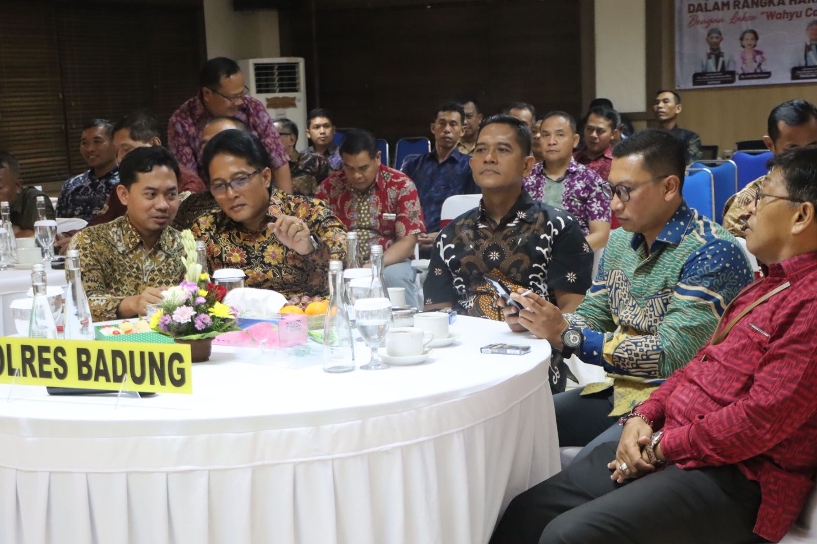 Kapolres Badung Nonton Bareng Pagelaran Wayang Kulit Dalam Rangka Hari Bhayangkara ke-77