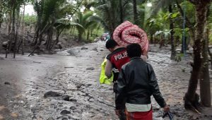 Polres Lumajang Terjunkan Personel Bantu Evakuasi Korban Bencana Banjir Lahar Dingin Gunung Semeru