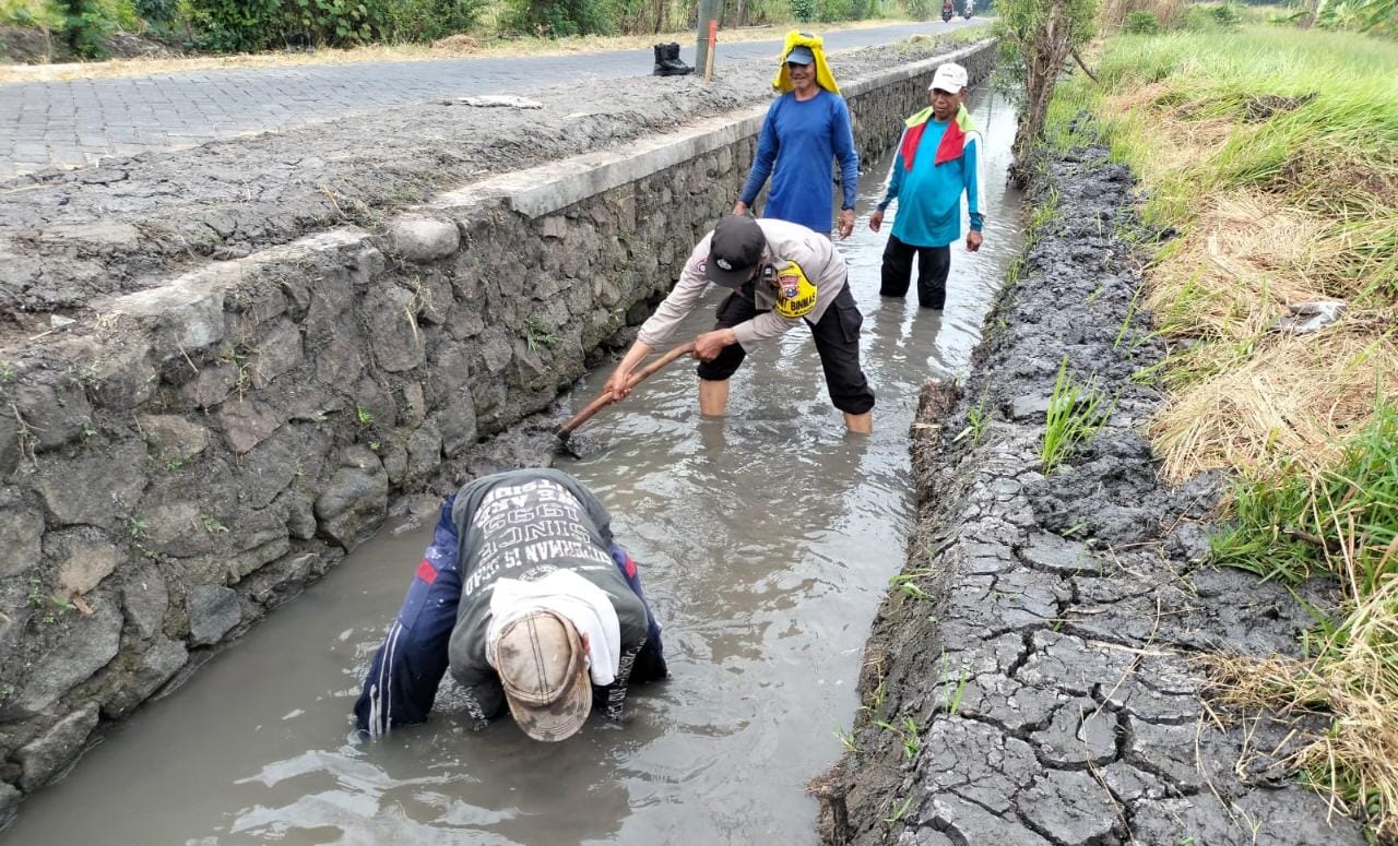 Polri Peduli Lingkungan, Polres Pasuruan Bersama Warga Bersihkan Sampah Sungai