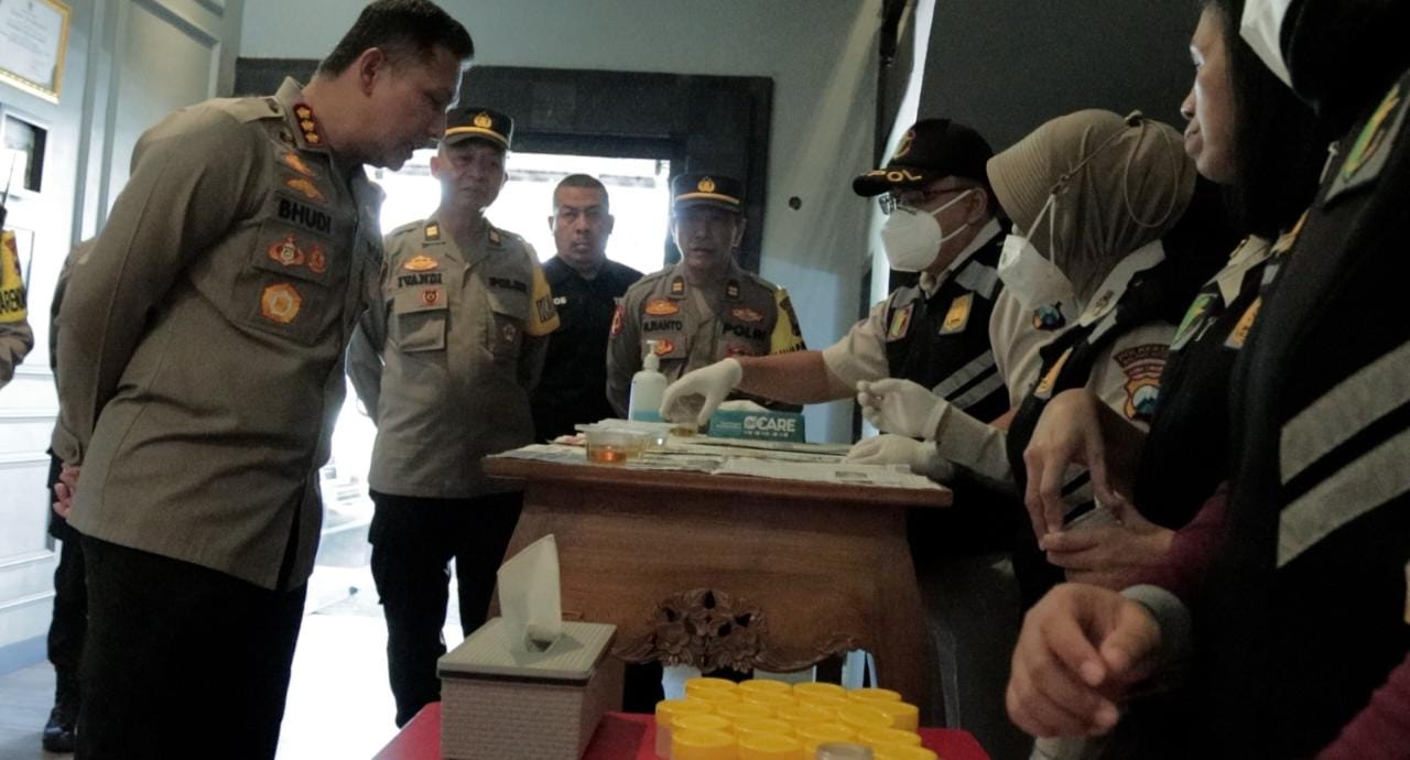Penguatan Pengawasan Polresta Malang Kota Adakan Tes Urine Dadakan Bagi Personel