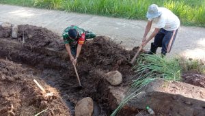 Koramil Krucil Mempelopori Kerja Bakti Bersihkan Jalan Desa