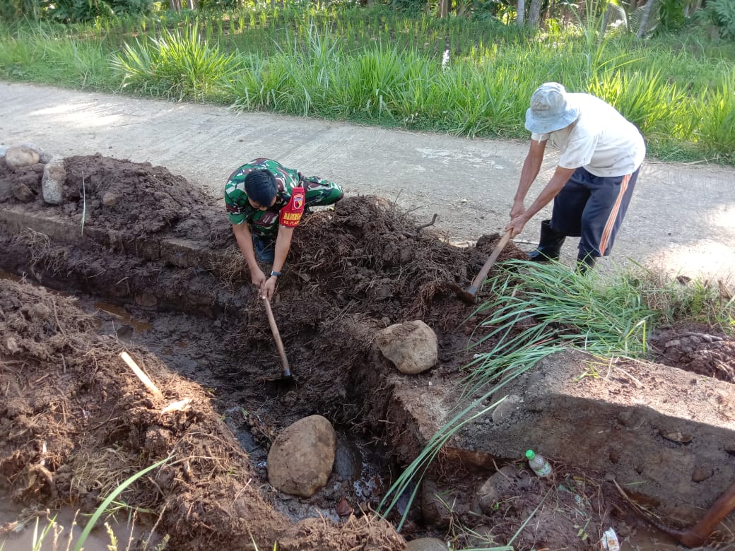 Koramil Krucil Mempelopori Kerja Bakti Bersihkan Jalan Desa