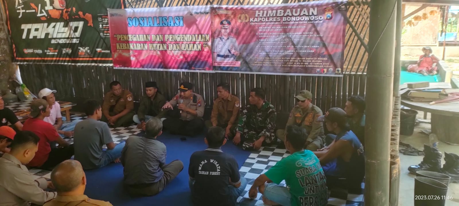 Polisi Bersama TNI dan Warga Kompak Cegah Karhutla Di Bondowoso