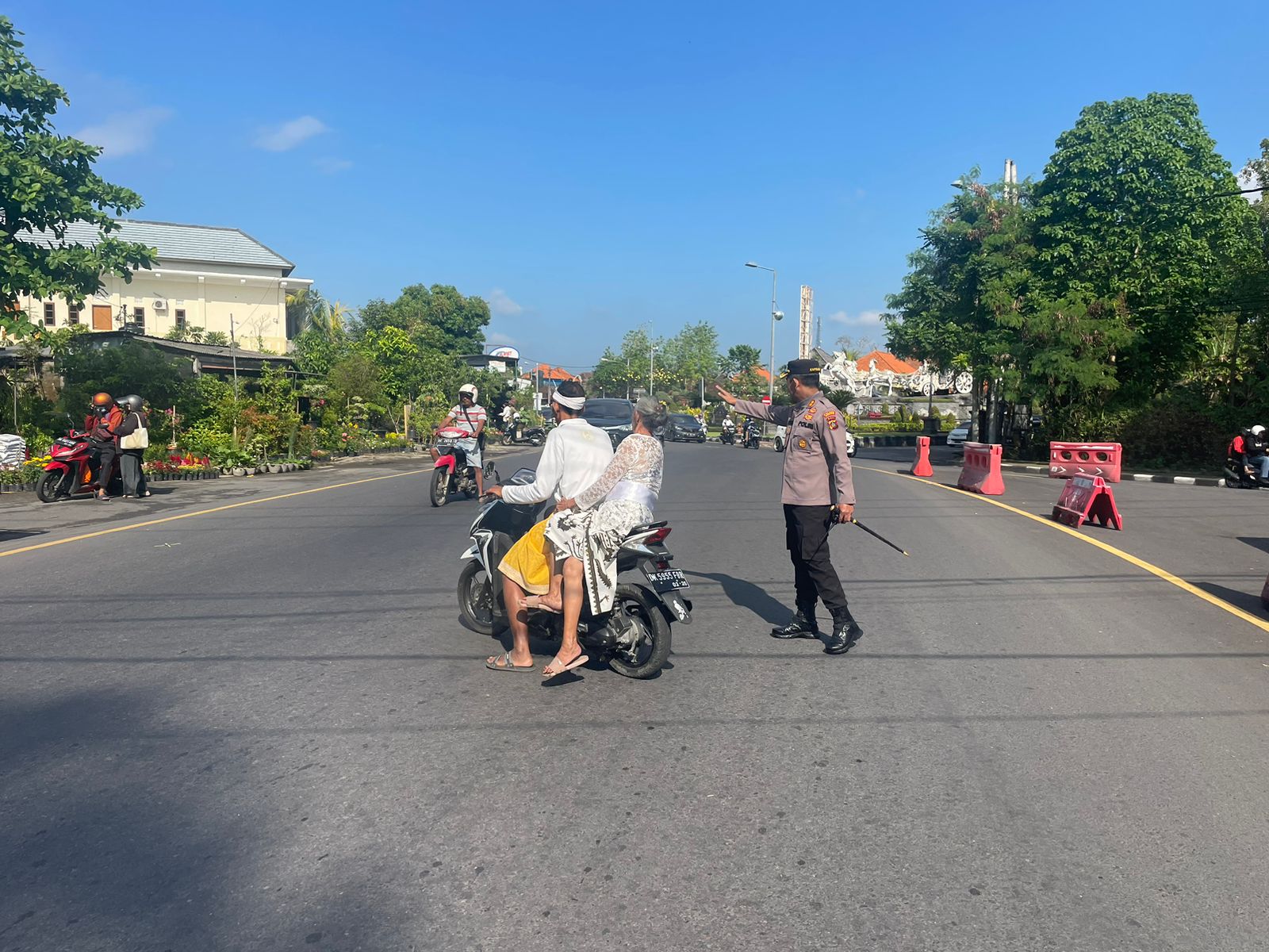 Kapolres AKBP Teguh Priyo Wasono Pantau Arus Lalu Lintas di Hari Raya Galungan