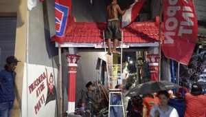 Percantik Gapura Sembari Diiringi Hujan