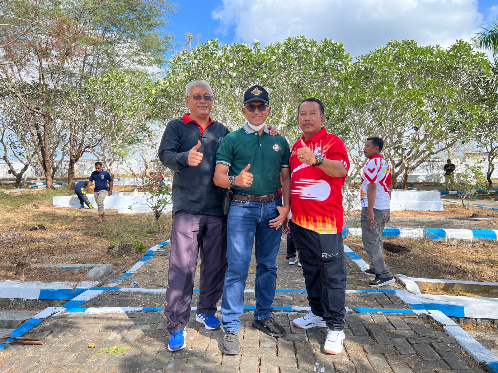 Lapas Narkotika Kelas IIA Pamekasan Gelar Giat Bersih-Bersih Taman Makam Pahlawan dalam Rangka Hari Kemenkumham RI