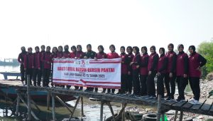 Peduli Lingkungan, Polwan Polres Gresik Bersih Bersih Pantai